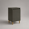 Table de chevet noire avec porte battante et pieds en bois 45 x 35 x 55 cm